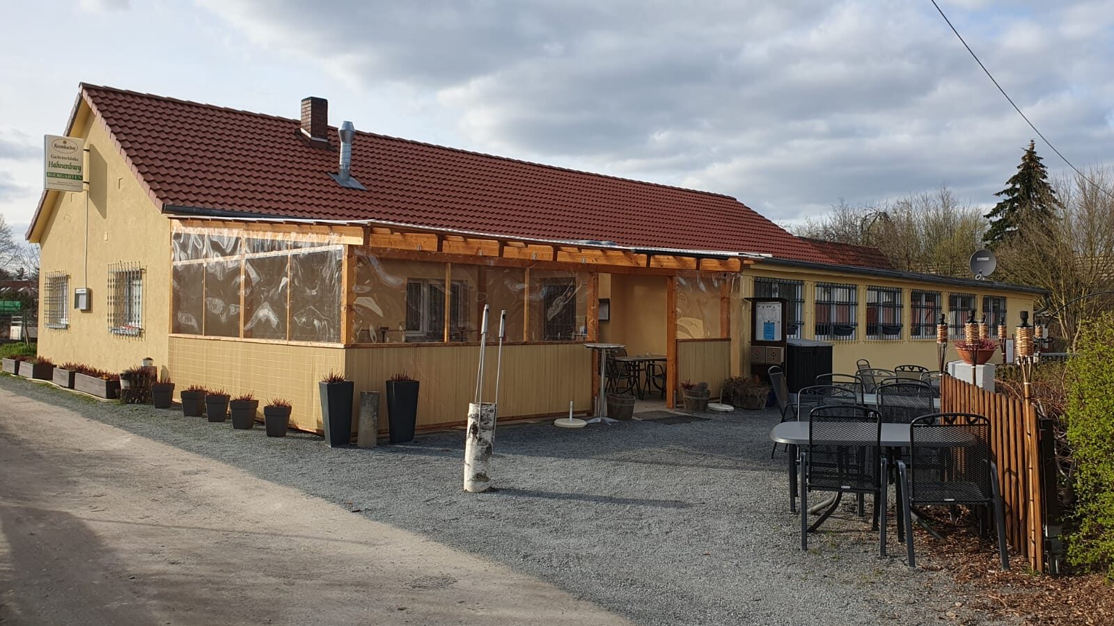 Das Vereinsheim von außen, davor die überdachte Terrasse