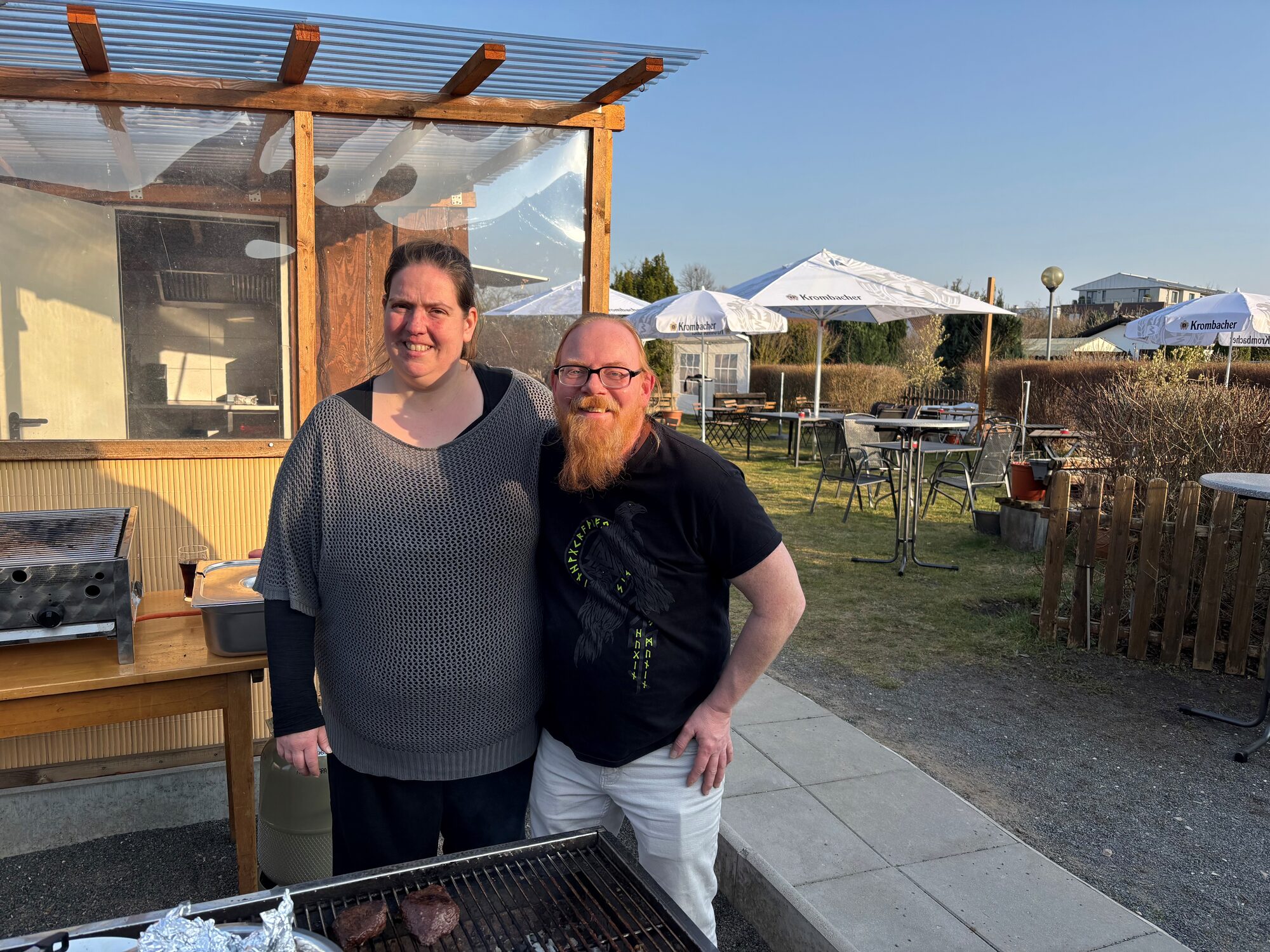Die beiden Wirte der Gartenschänke am Grill vor der Terrasse